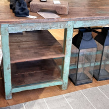 Ladda upp bild till gallerivisning, Unikt vintagebord i trä med patinerat turkosgrönt underrede