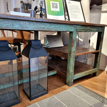 Ladda upp bild till gallerivisning, Unikt vintagebord i trä med patinerat turkosgrönt underrede