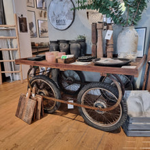Ladda upp bild till gallerivisning, Gammal marknadsvagn med patina och karaktär