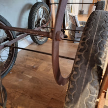 Ladda upp bild till gallerivisning, Gammal marknadsvagn med patina och karaktär