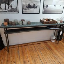 Ladda upp bild till gallerivisning, Vintage avlastningsbord i metall och trä – rustik charm