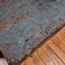 Ladda upp bild till gallerivisning, Vintage avlastningsbord i metall och trä – rustik charm