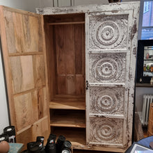Ladda upp bild till gallerivisning, Unikt klädskåp i mangoträ – vintage look