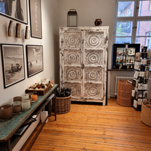 Ladda upp bild till gallerivisning, Unikt klädskåp i mangoträ – vintage look