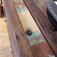 Ladda upp bild till gallerivisning, Gammal marknadsvagn med patina och karaktär
