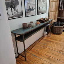 Ladda upp bild till gallerivisning, Vintage avlastningsbord i metall och trä – rustik charm

