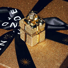 Ladda upp bild till gallerivisning, Ornament gold present w/ opening
