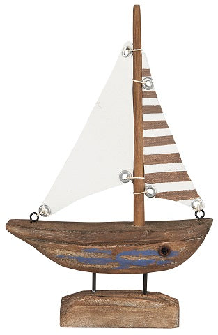Båt med vitt och randigt segel och blått skrov