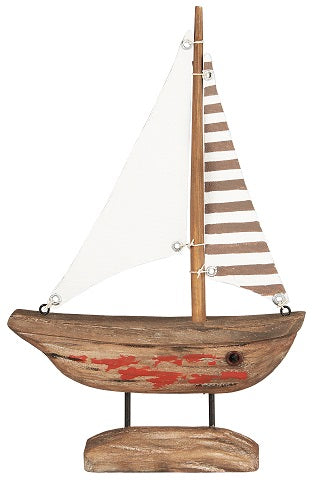 Båt med vitt och randigt segel och rött skrov
