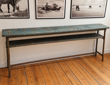 Ladda upp bild till gallerivisning, Vintage avlastningsbord i metall och trä – rustik charm
