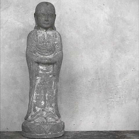 Stående Buddha i sten