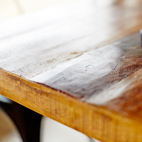 Matbord med skiva av återvunnet trä